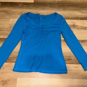 Vintage Y2K Women's top. Size XL. Old Navy. Long sleeved. Scooped neck Henley